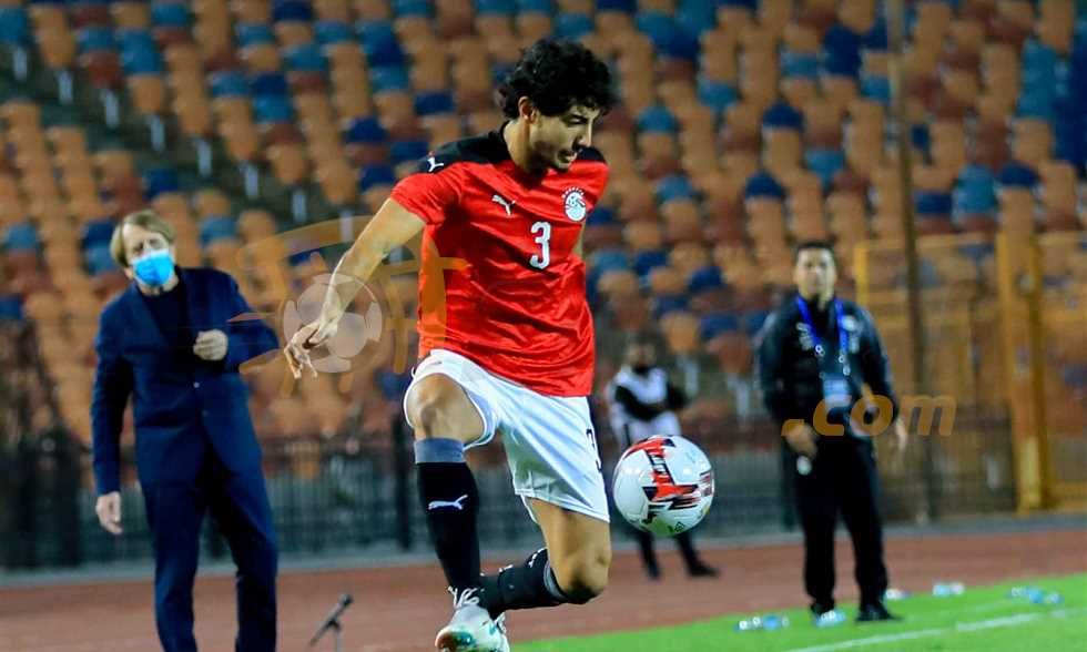 الأول منذ 13 عاما.. طرد مباشر لـ محمد هاني في مباراة مصر أمام الجزائر