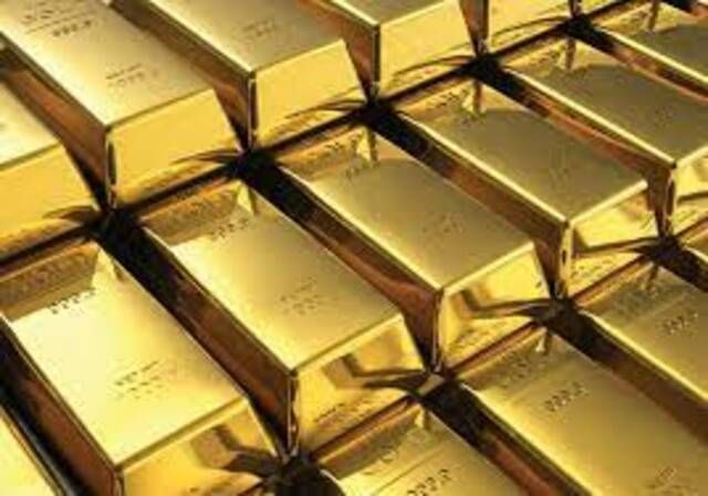 الذهب يتراجع وسط ترقب خطاب باول وبيانات اقتصادية