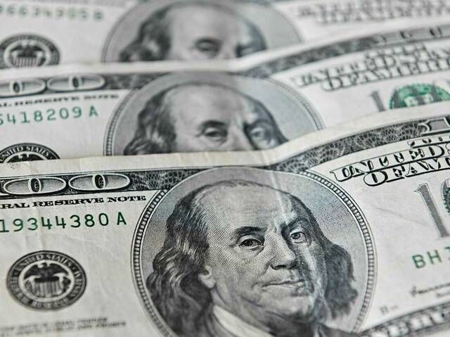 الدولار يرتفع طفيفاً وسط ترقب تصريحات باول