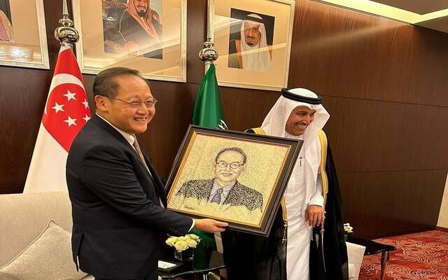 وزير النقل يشهد توقيع عدة اتفاقيات لتعزيز التبادل التجاري مع سنغافورة