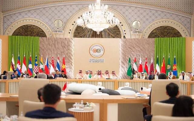 قمة الرياض تدين الهجمات ضد المدنيين في غزة وتدعو للإفراج عن الرهائن والمعتقلين
