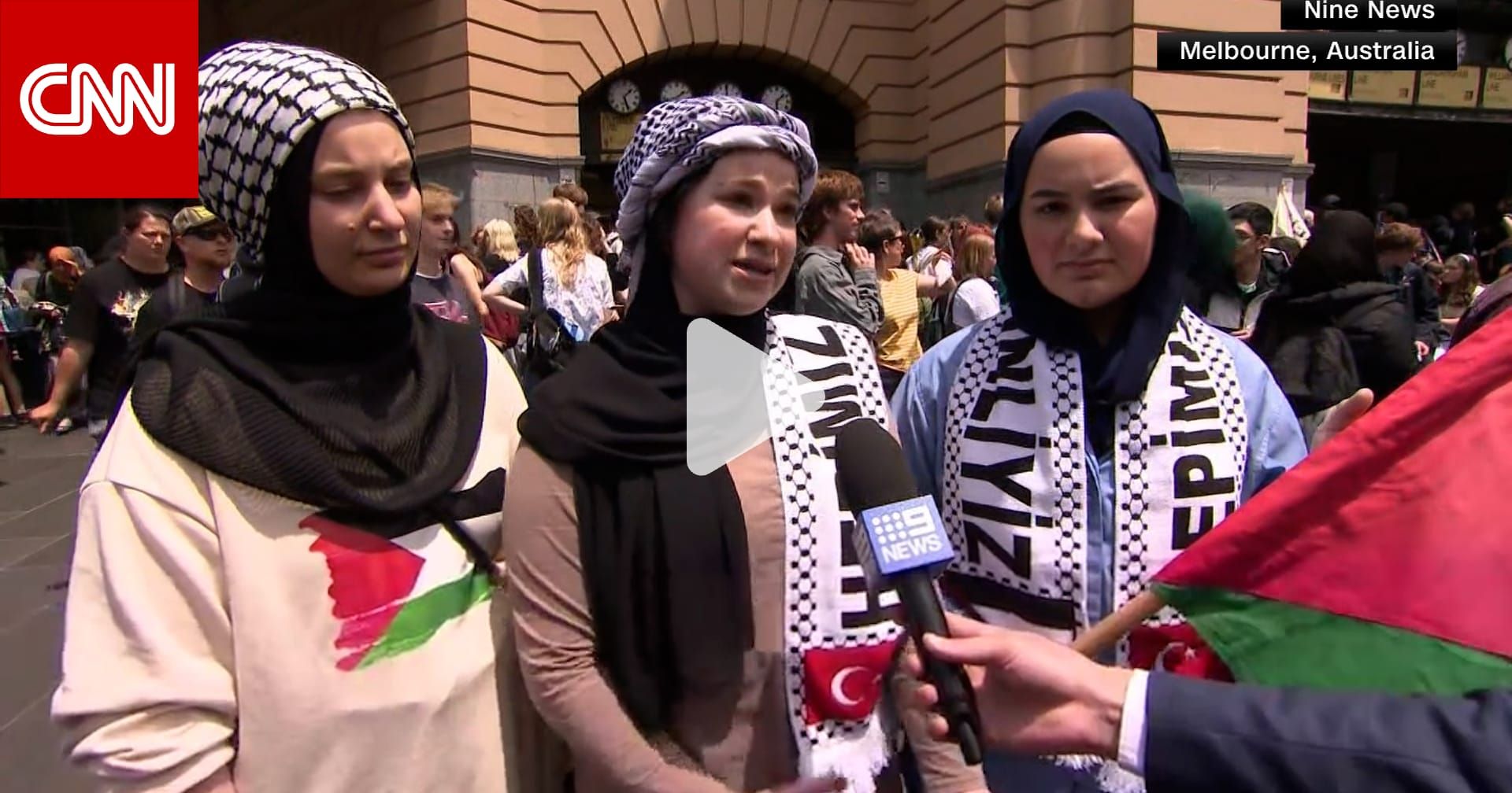 بالكوفية وبتوشح الأعلام.. مئات الطلاب في شوارع ميلبورن الأسترالية دعمًا للفلسطينيين