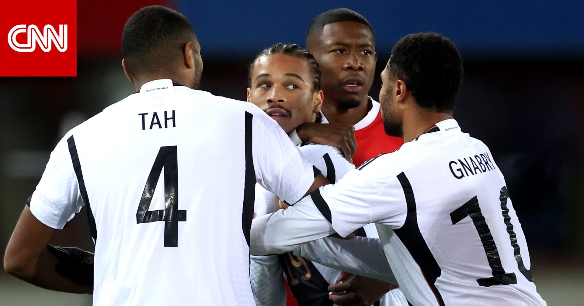 ليروي ساني يلكم لاعب المنافس خلال مباراة ألمانيا والنمسا