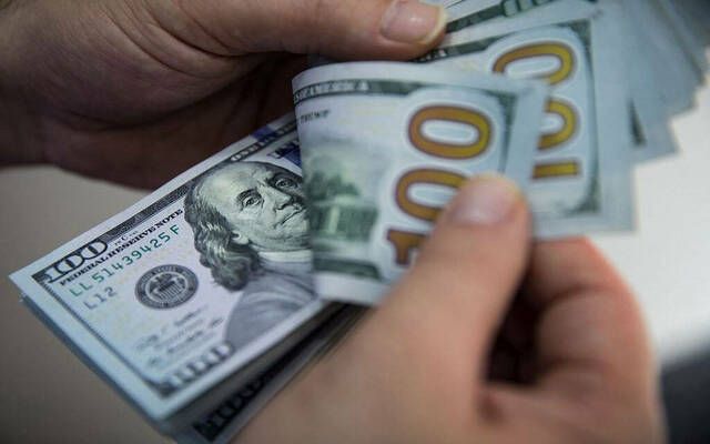 الدولار يستقر واليورو يتراجع وسط توقعات خفض الفائدة بمستهل 2024