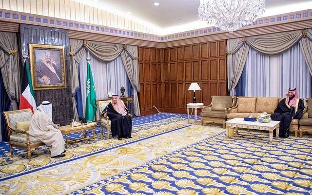 خادم الحرمين الشريفين يستقبل أمير دولة الكويت (صور)
