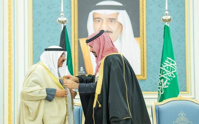 نيابة عن خادم الحرمين الشريفين..ولي العهد يقلد أمير الكويت قلادة الملك عبدالعزيز