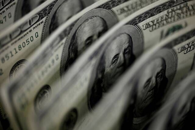الدولار يقترب من أعلى مستوياته في 7 أسابيع