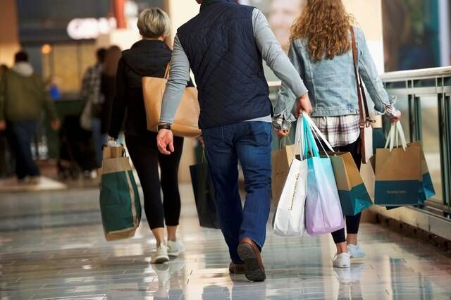 مبيعات التجزئة الأمريكية تتراجع بنسبة 0.8% وتفوق التوقعات