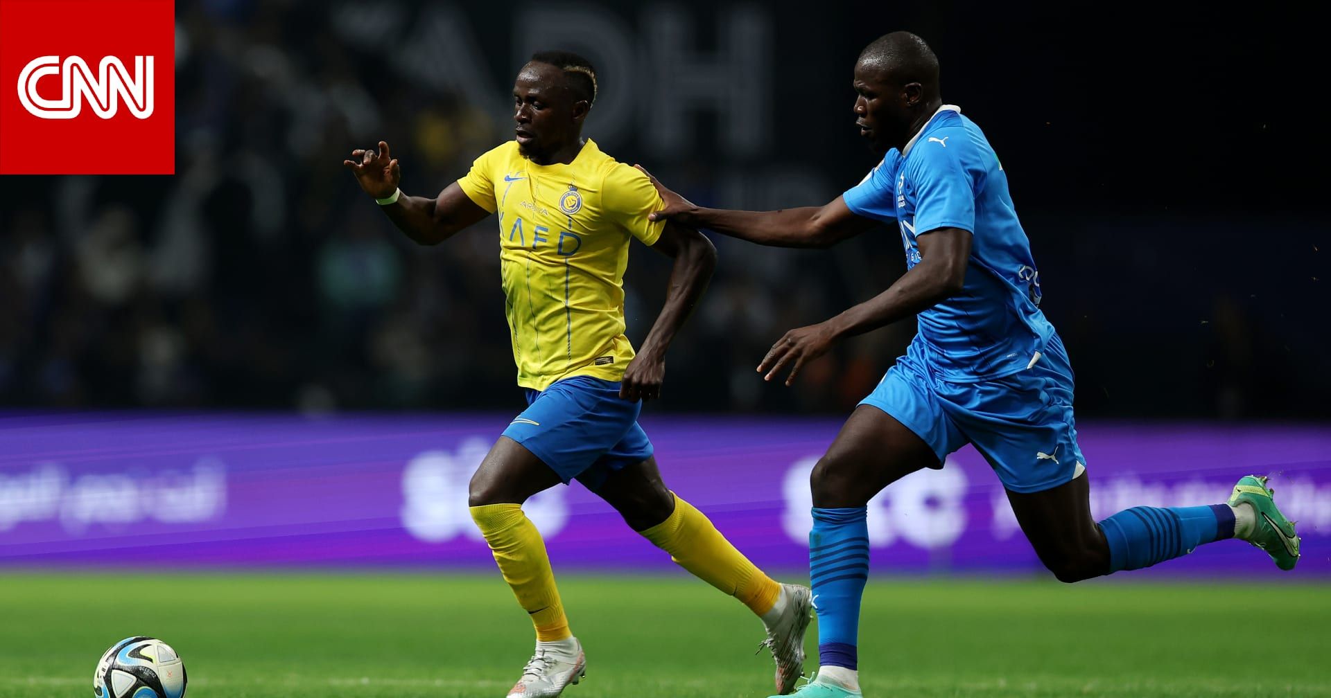 لقطة بين خاليدو كوليبالي ومواطنه ساديو ماني خلال مباراة الهلال والنصر تثير تفاعلاً