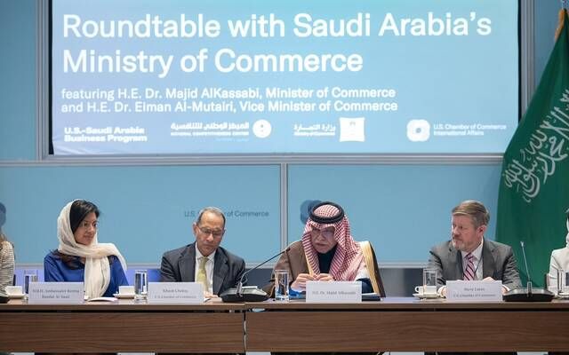 وزير التجارة يبحث سبل تعزيز مناخ الأعمال لجذب كبرى الشركات الأمريكية