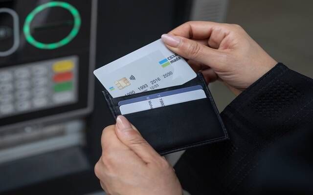 إنفاق المستهلكين بالمملكة عبر نقاط البيع ينخفض للأسبوع الثاني لـ11.65 مليار ريال