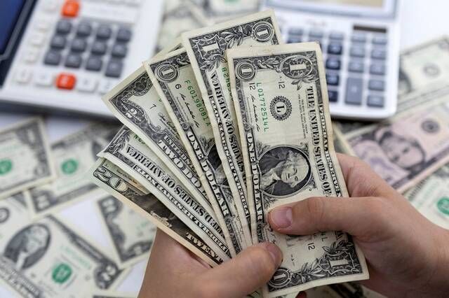 ارتفاع الدولار مع ترقب محضر اجتماع الفيدرالي واستقرار الإسترليني