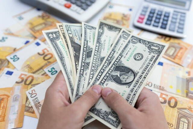 الدولار يتراجع مع تزايد احتمال خفض الفائدة