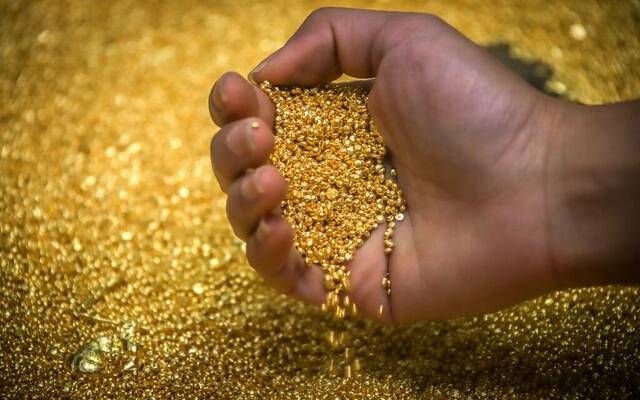 تذبذب الدولار يدفع الذهب للارتفاع في العقود الآجلة والمعاملات الفورية