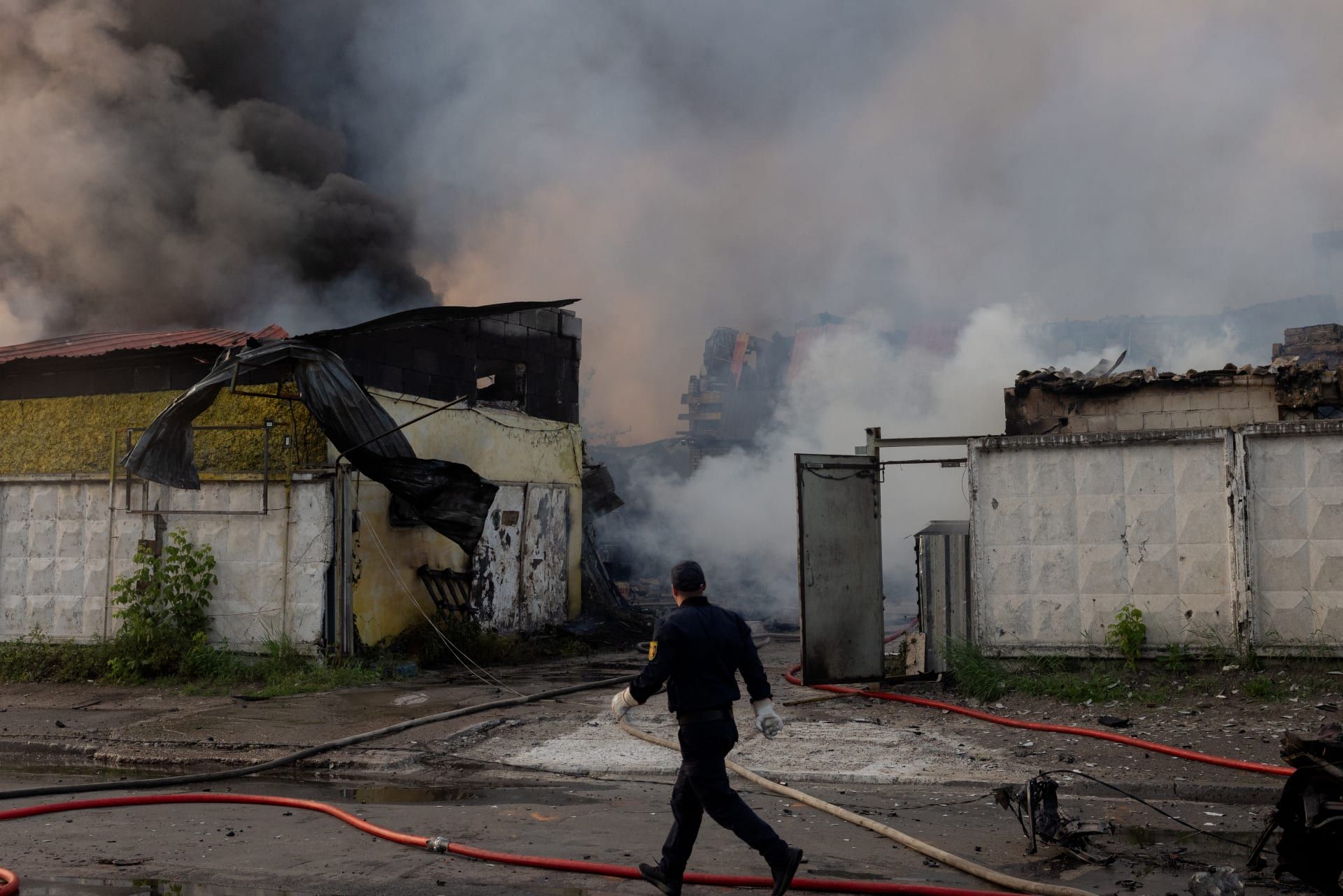 رجال الإطفاء يخمدون حريقًا اندلع في العاصمة الأوكرانية كييف جراء هجمات روسية بطائرات مسيّرة في 10 يونيو/حزيران 2025