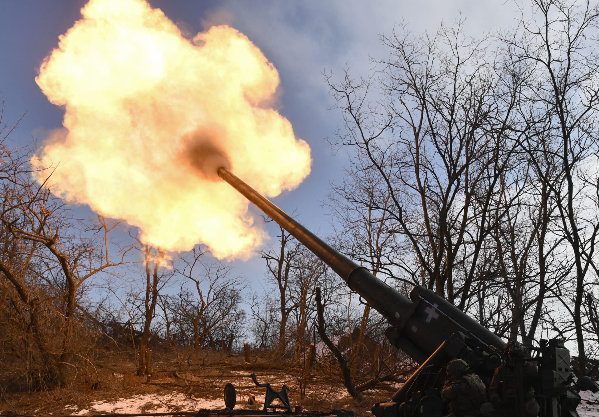 جنود أوكرانيون يطلقون مدفعًا ذاتي الحركة من طراز 2S7 بيون باتجاه مواقع روسية، على خط المواجهة في منطقة دونيتسك، في 22 فبراير/شباط 2025،