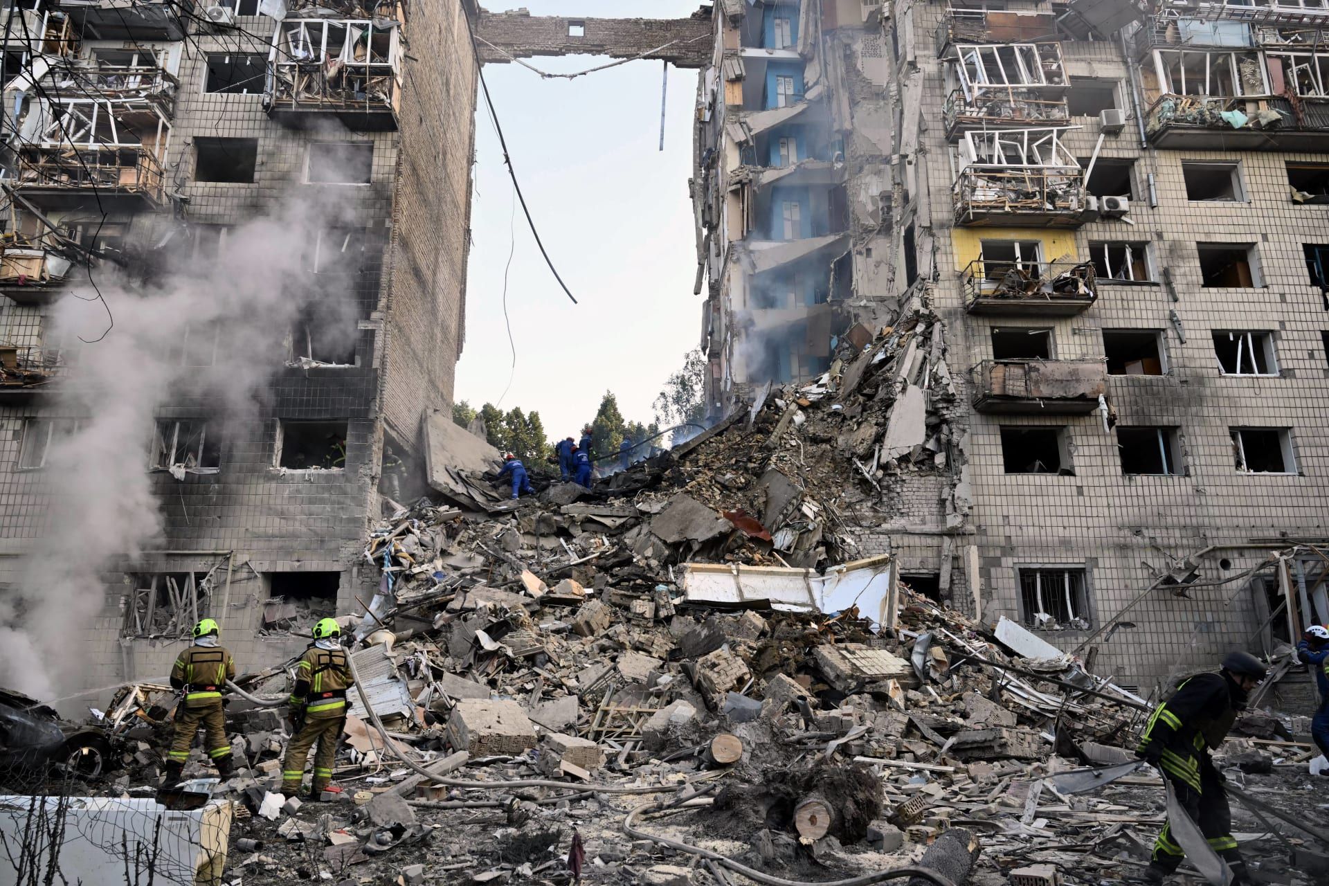 رجال إنقاذ أوكرانيون يُجرون عمليات بحث وإنقاذ في مبنى سكني مُتضرر بشدة إثر الهجوم الصاروخي الروسي على كييف في 17 يونيو/حزيران 2025