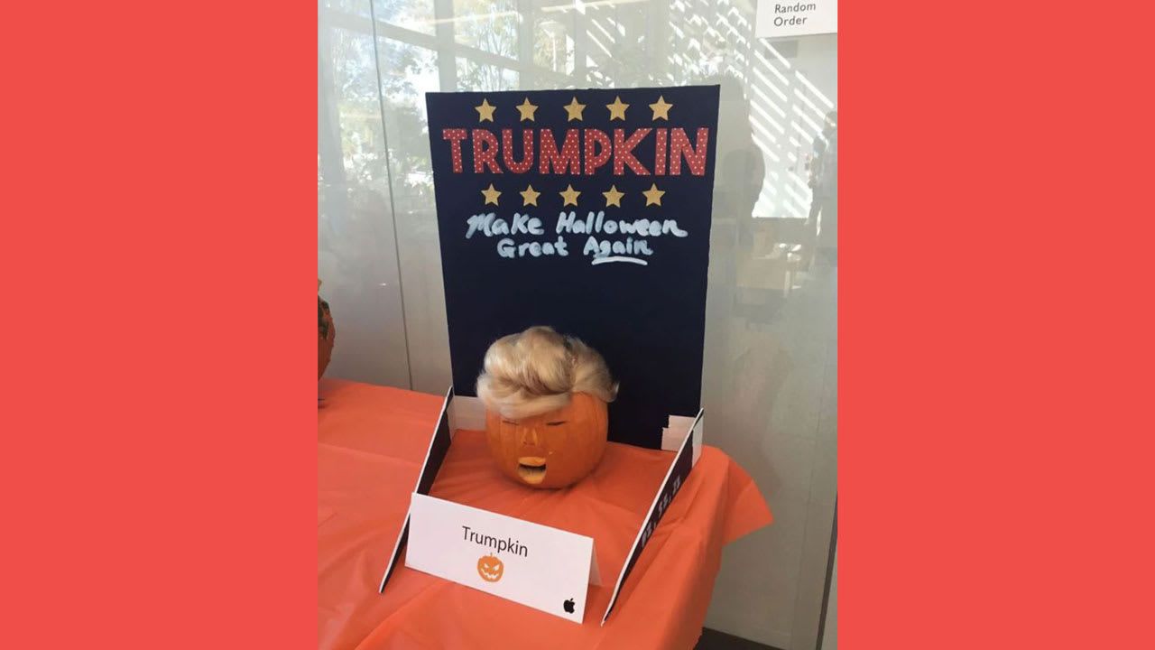 تظهر في الصورة يقطينة منحوتة عليها لافتة مكتوب عليها