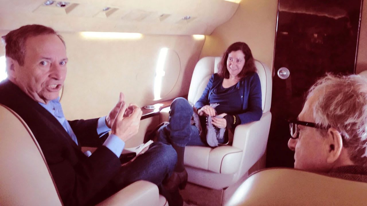 لاري سامرز، الرئيس السابق لجامعة هارفارد، وزوجة سامرز، ووودي آلن.