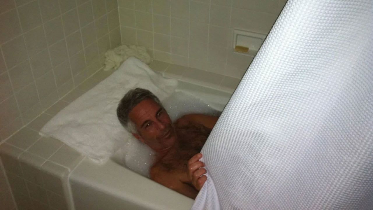 جيفري إبستين في حوض الاستحمام