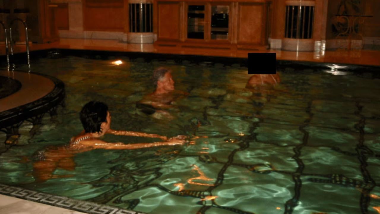 يظهر في هذه الصورة غير المؤرخة، التي نشرتها وزارة العدل كجزء من ملفات إبستين، كل من بيل كلينتون وغيسلين ماكسويل وشخص مجهول تم حجب وجهه.