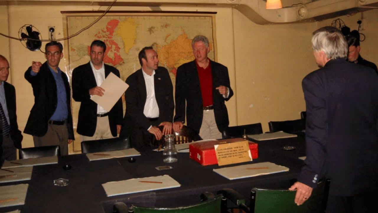 يظهر الرئيس السابق بيل كلينتون والممثل كيفن سبيسي في هذه الصورة غير المؤرخة التي نشرتها وزارة العدل كجزء من عملية الكشف عن ملفات إبستين.