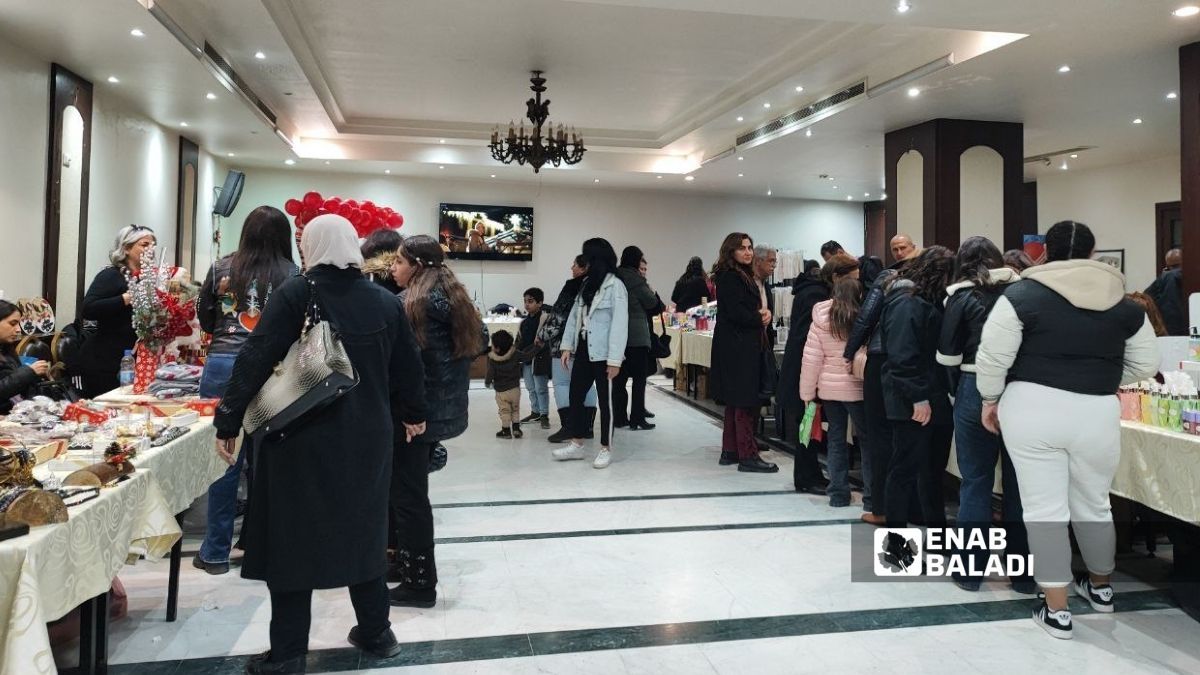 سوريون يحيون عيد الميلاد في الكنائس والساحات