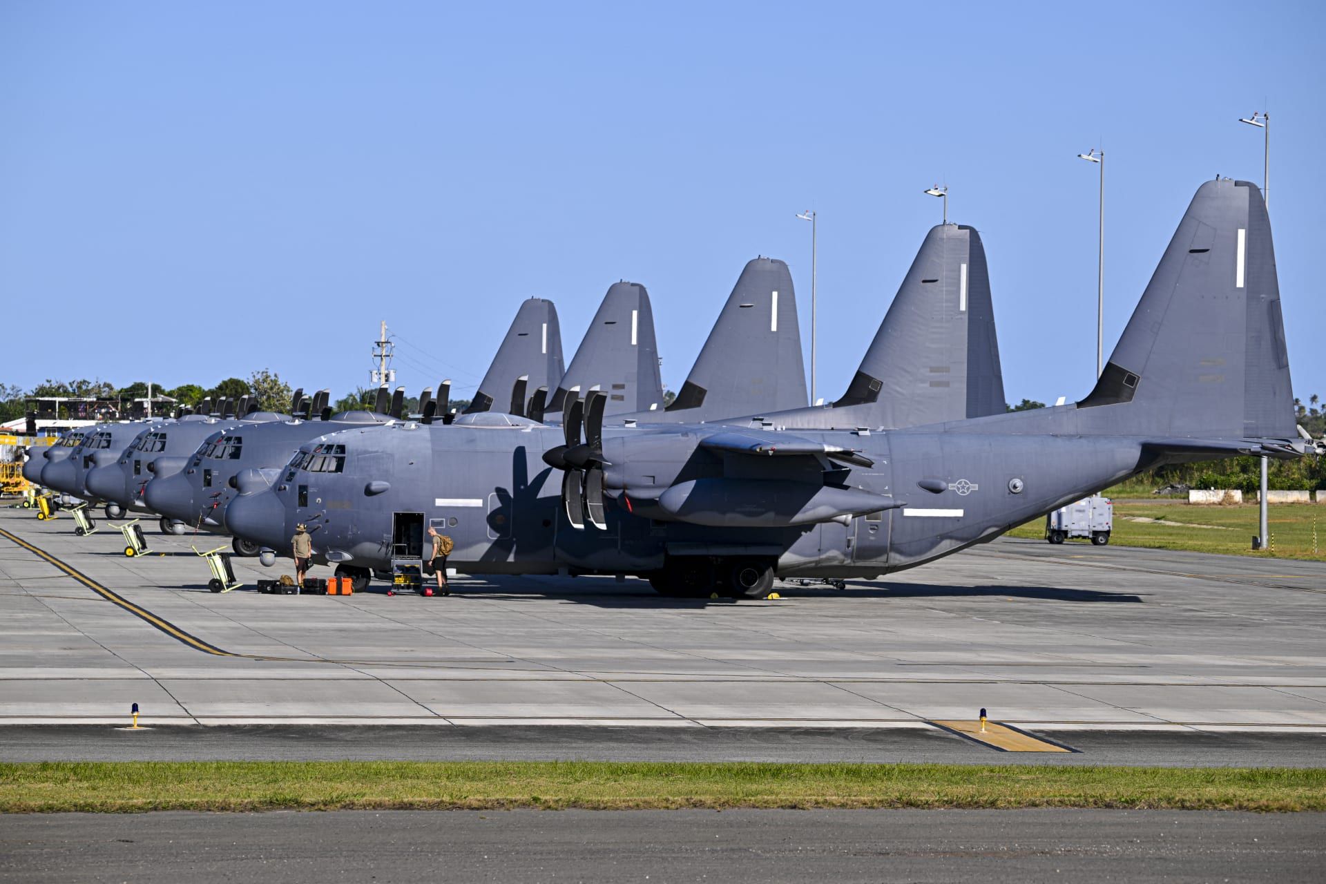 طائرات MC-130 هيركوليز التابعة لسلاح الجو الأمريكي على مدرج مطار رافائيل هيرنانديز في أغواديا، بورتوريكو، في 29 ديسمبر/كانون الأول 2025.