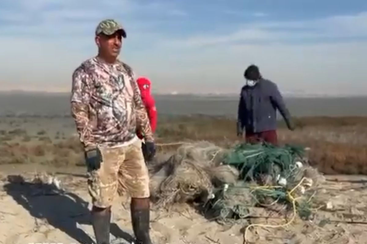 تنظيف جزء من ساحل محمية الجهراء