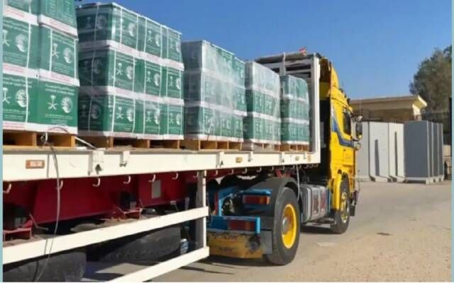قافلة مساعدات مركز الملك سلمان تعبر رفح متجهة إلى غزة لدعم المتضررين