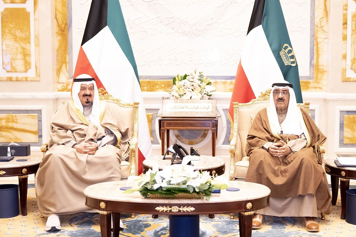 سمو أمير البلاد يستقبل سمو ولي العهد