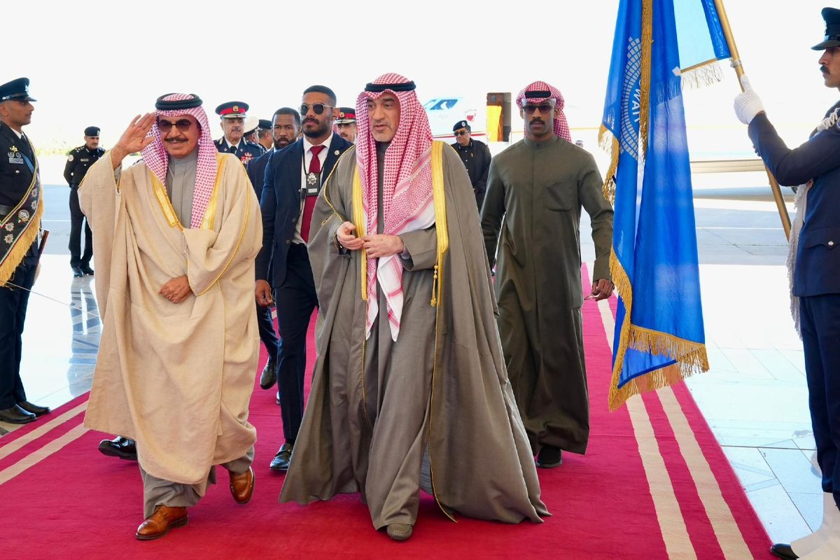 وزير الداخلية يستقبل نظيره البحريني لدى وصوله إلى البلاد