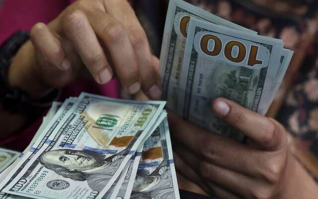 الدولار يقلص مكاسبه متأثراً ببيانات التضخم الأمريكية