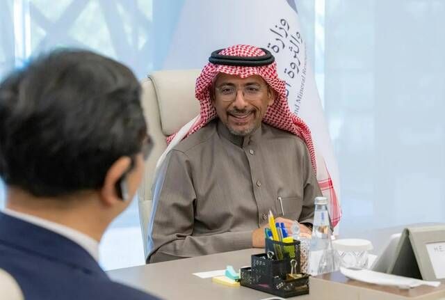 الخريف يبحث مع بي واي دي الصينية فرص تصنيع السيارات ونقل التقنية للسعودية