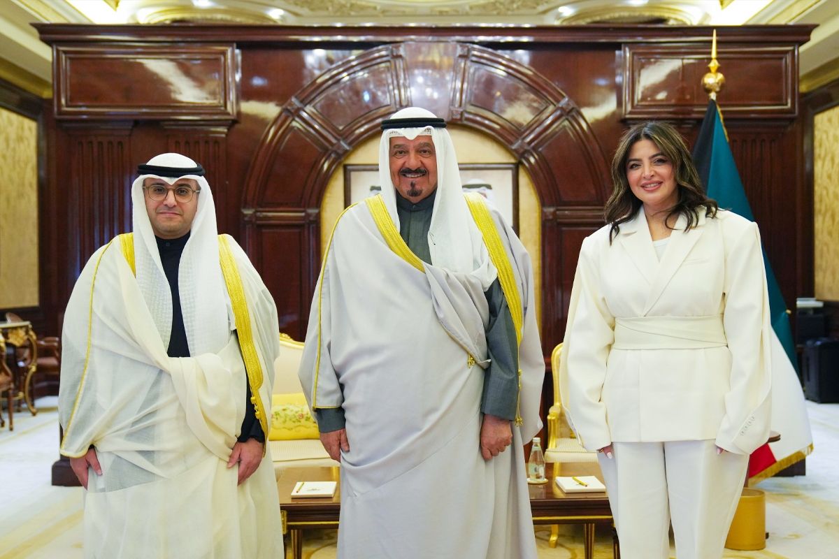 رئيس الوزراء يستقبل وزير «البلدية» والمديرة العامة لبلدية الكويت