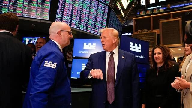 المستثمرون يفرون من أمريكا مع تمسك ترامب بموقفه بشأن جرينلاند