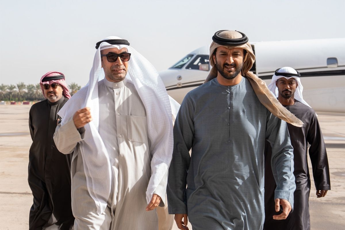 وكيل وزارة الإعلام يستقبل وزير الاقتصاد والسياحة الإماراتي لدى وصوله إلى البلاد