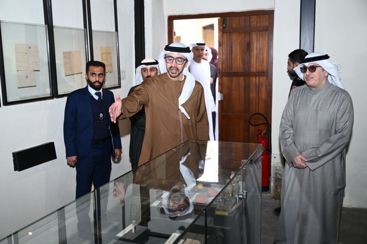 نائب رئيس الوزراء وزير الخارجية الإماراتي يزور كشك الشيخ مبارك