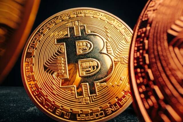 سعر البيتكوين يهوي لأدنى مستوى في شهرين
