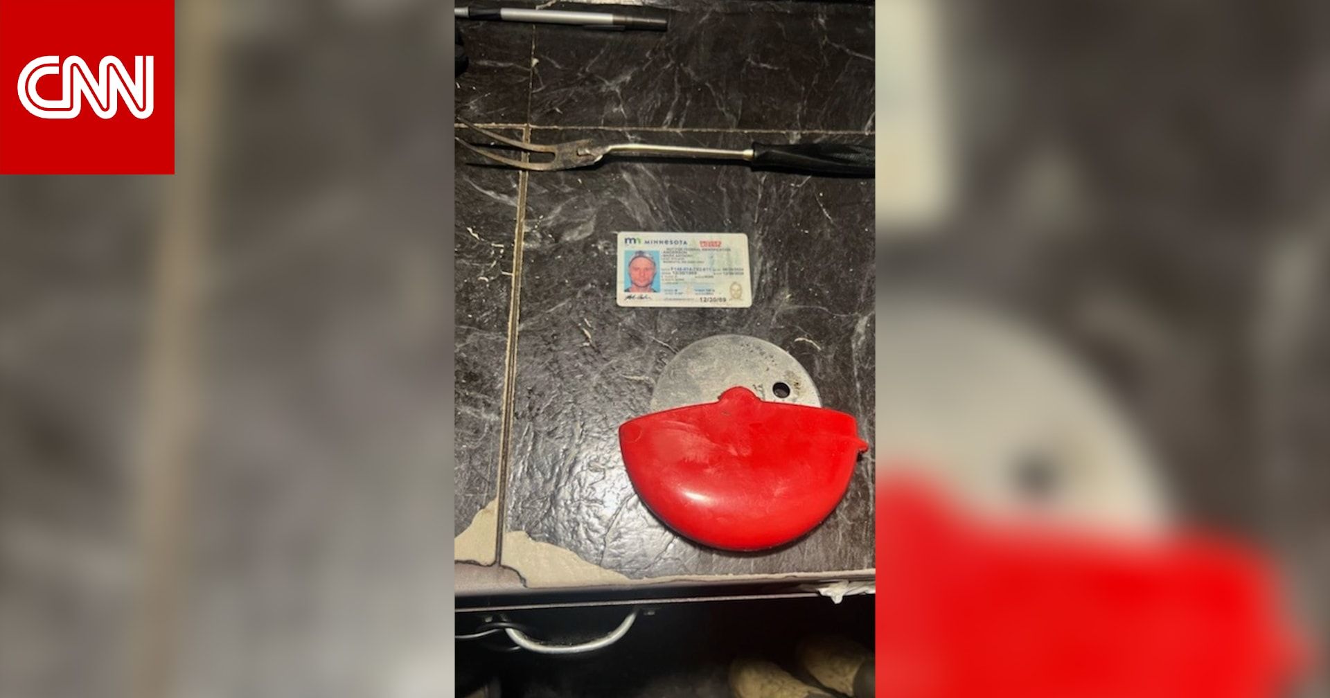 بشوكة شواء وقطاعة بيتزا.. رجل يتقمص دور عميل FBI لإنقاذ متهم بالقتل