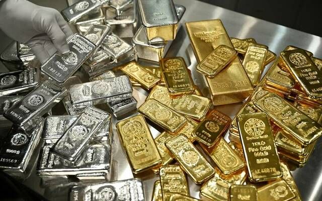 الذهب والفضة تنهاران بعد مكاسب قياسية.. كيف أثرت السيولة والمضاربون؟