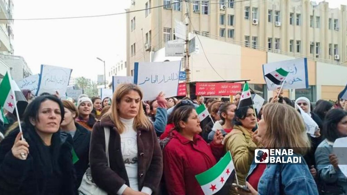 معلمون يعتصمون في طرطوس احتجاجًا على قرارات النقل