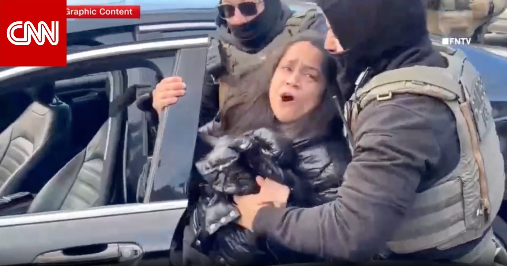 امرأة سحبها عملاء فيدراليون من سيارتها بعنف تُروي لـCNN ما حدث