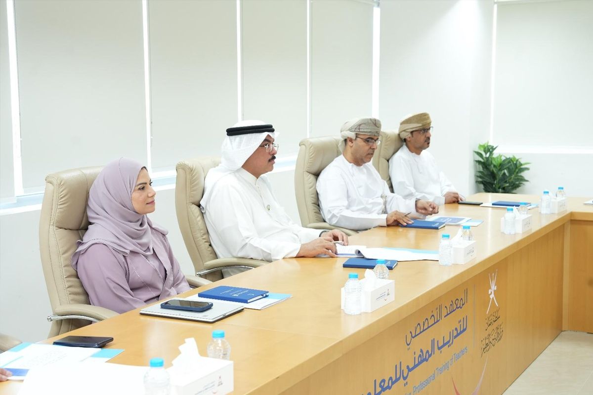الطبطبائي يناقش تبادل الخبرات مع معهد تدريب المعلمين في عُمان