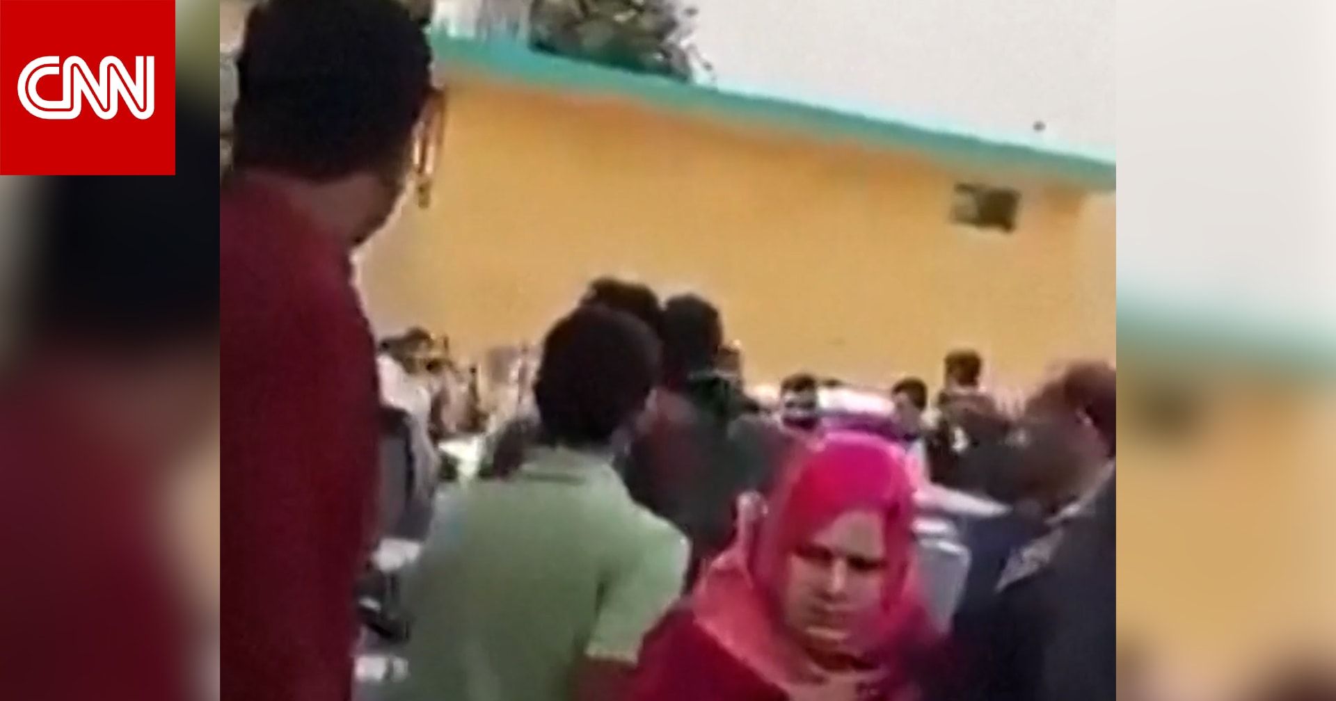 شاهد.. لحظات ما بعد التفجير الانتحاري بمسجد شيعي في باكستان