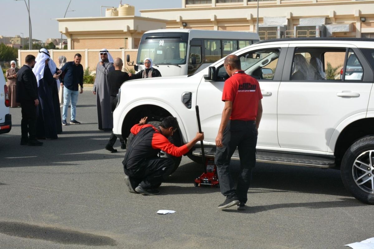 جامعة الكويت تدشن أول ورشة متنقلة لإصلاح السيارات لمنتسبيها
