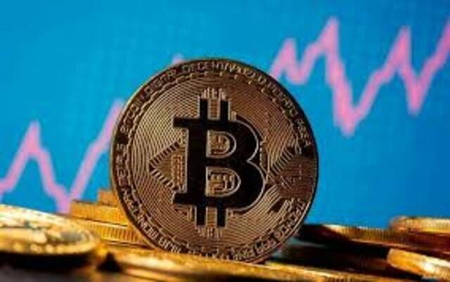 انخفاض بيتكوين دون 70 ألف دولار وسط ضبابية جيوسياسية