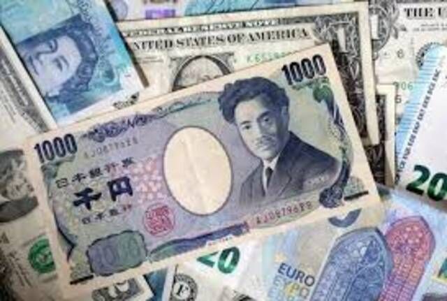 انخفاض الدولار وسط ضبابية جيوسياسية وانحسار توقعات رفع الفائدة