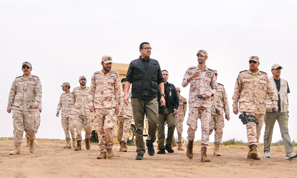 وزير الدفاع يتفقد وحدات الجيش ويشدد على أعلى درجات الجاهزية