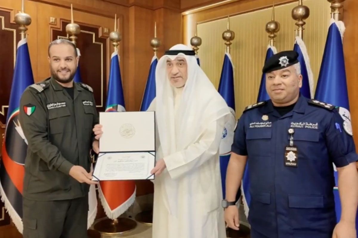 اليوسف كرّم موظفاً لتميّزه في كشف محاولة دخول غير قانونية عبر منفذ السالمي